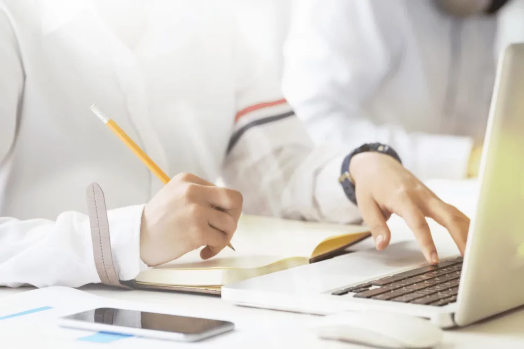 bilgisayar üzerinde çalışan bir kişi